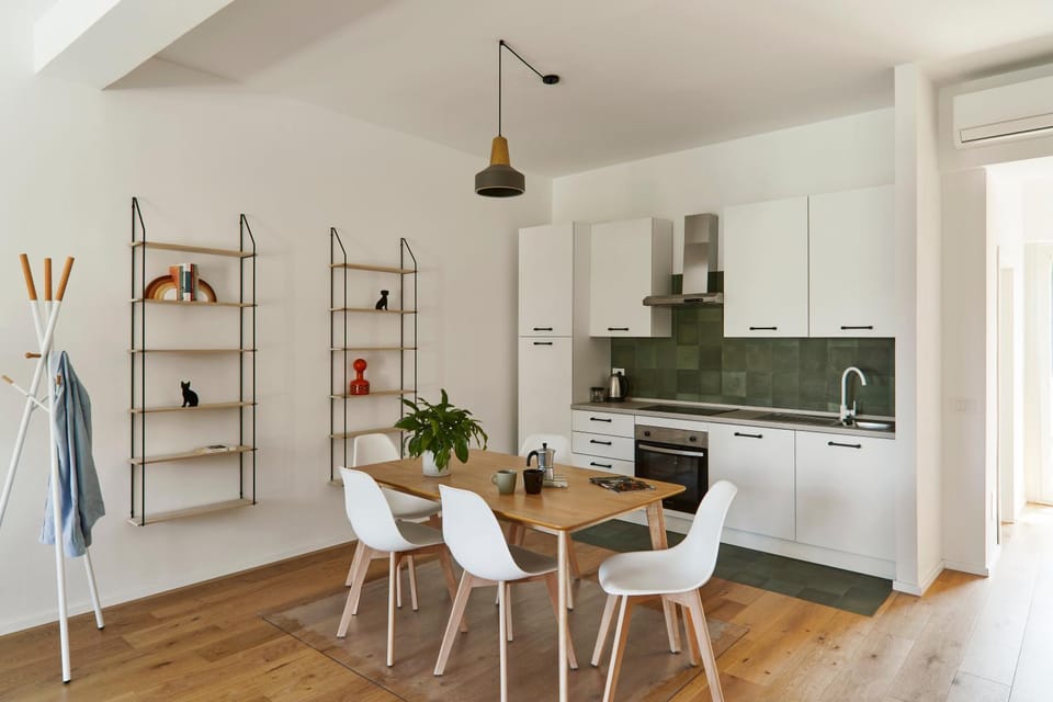 Kitchen or kitchenette, Dining area