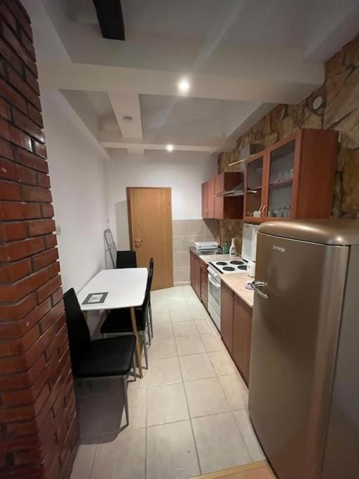 Kitchen or kitchenette, dishwasher, minibar