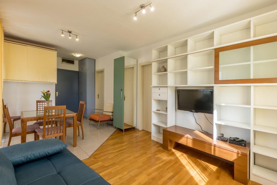 Communal lounge/ TV room, TV and multimedia, Living room, Seating area, Dining area, Evening entertainment, wardrobe