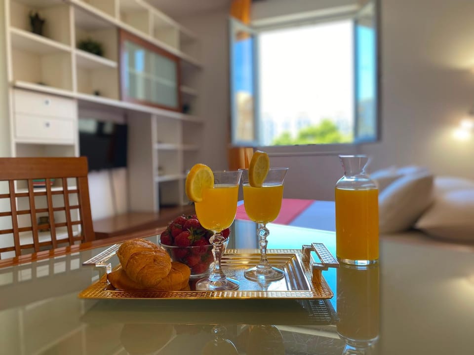 Living room, City view, internet, air conditioner