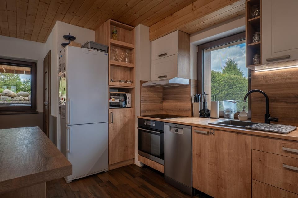 Communal kitchen, dishwasher, oven, pet friendly, stove, toaster