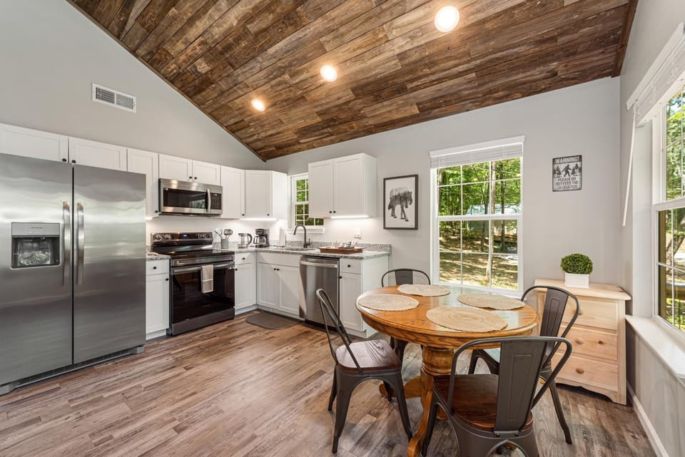 Kitchen or kitchenette, Living room, Seating area, Dining area, dishwasher, minibar, pet friendly, stove, toaster