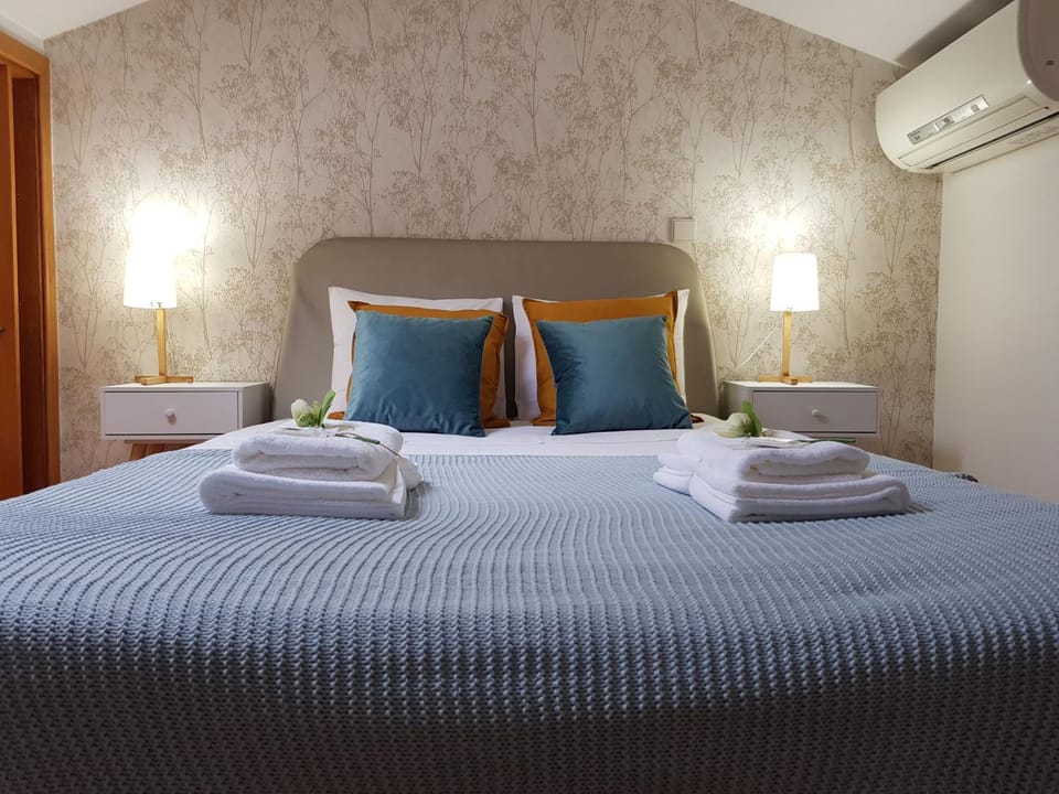 Bed, Bedroom, towels, air conditioner