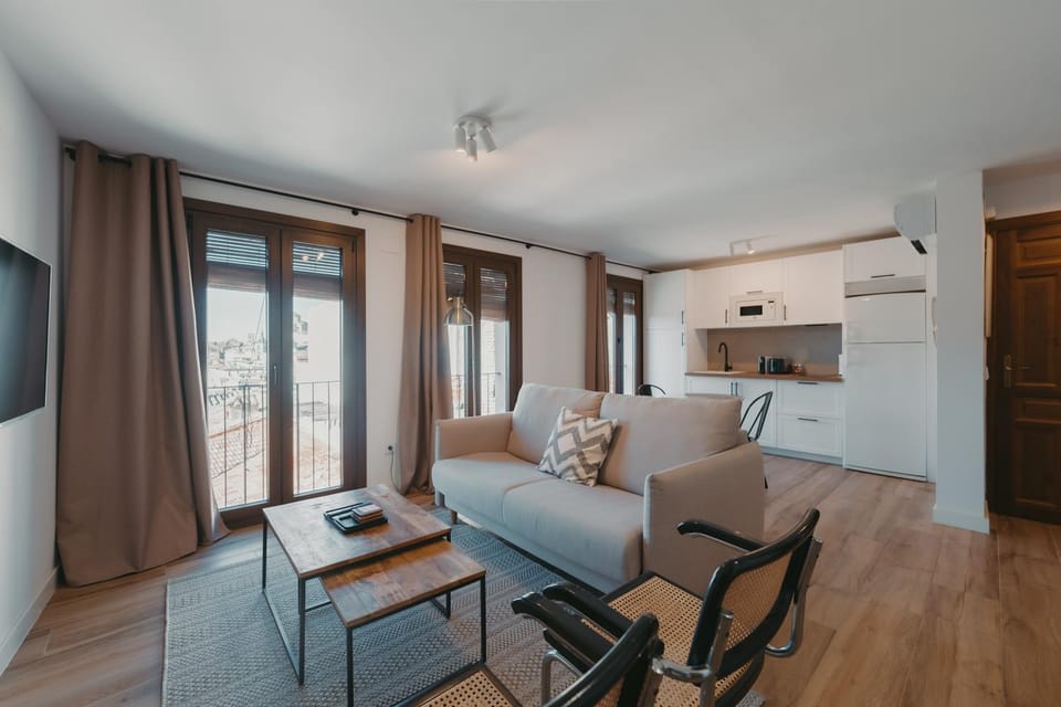 TV and multimedia, Living room, Seating area, Dining area