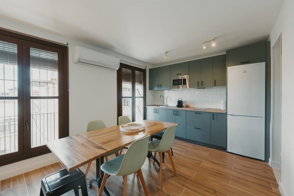 Kitchen or kitchenette, Dining area, stove