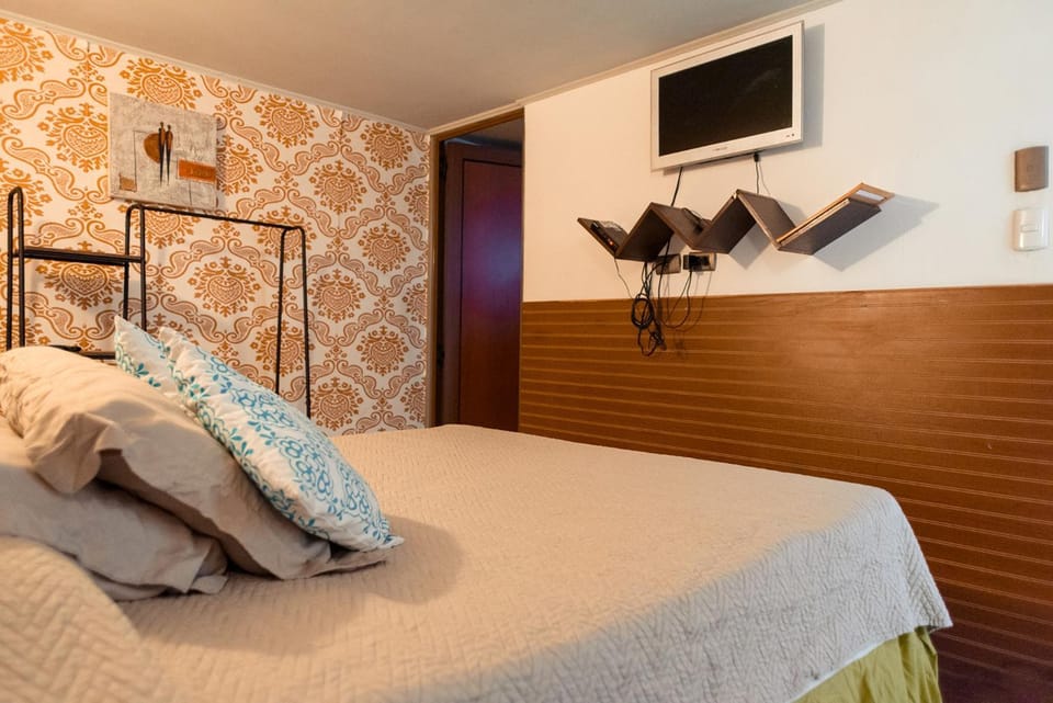 Bed, TV and multimedia, Photo of the whole room