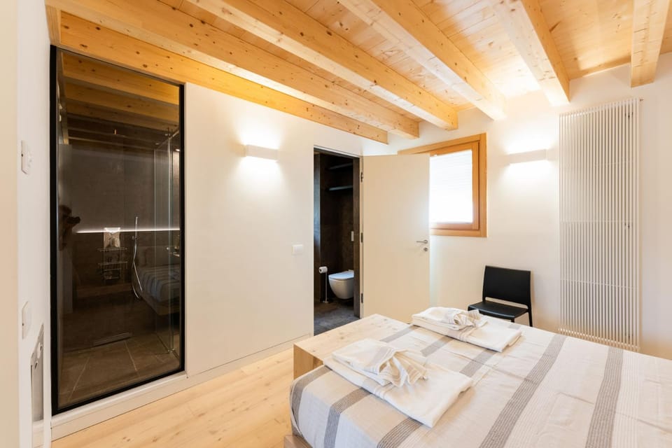 Bed, TV and multimedia, Living room, Photo of the whole room, Bedroom, towels, wardrobe