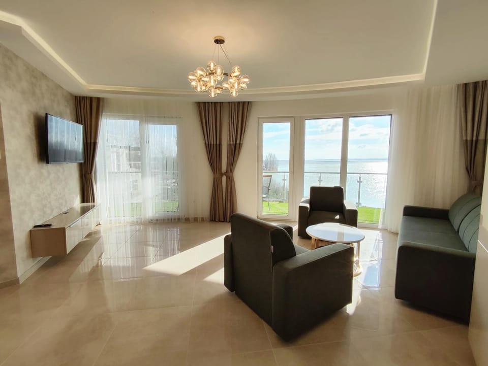 Living room, Lake view