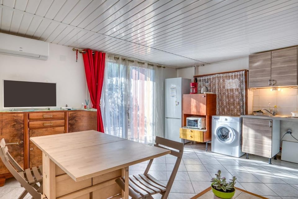 Seating area, Dining area, washing machine, air conditioner