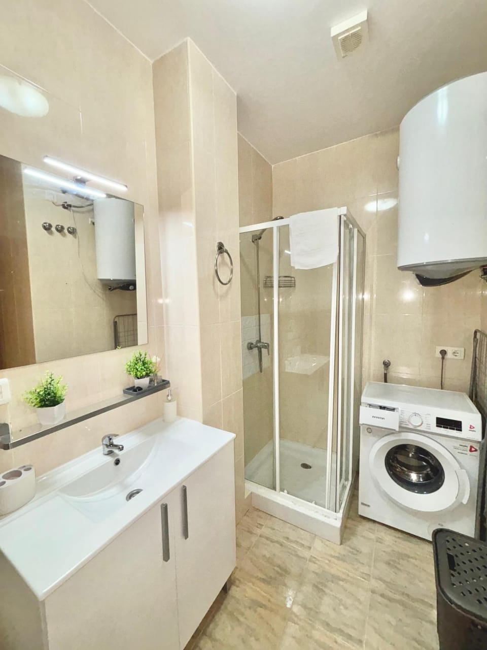 Shower, Toilet, Bathroom, bidet, towels