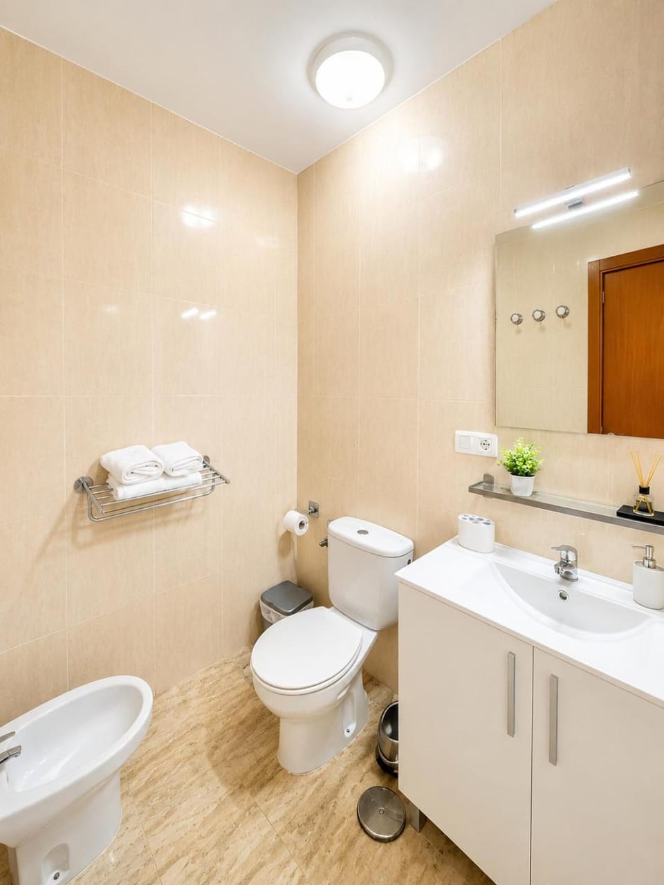 Shower, Toilet, Bathroom, bidet, towels