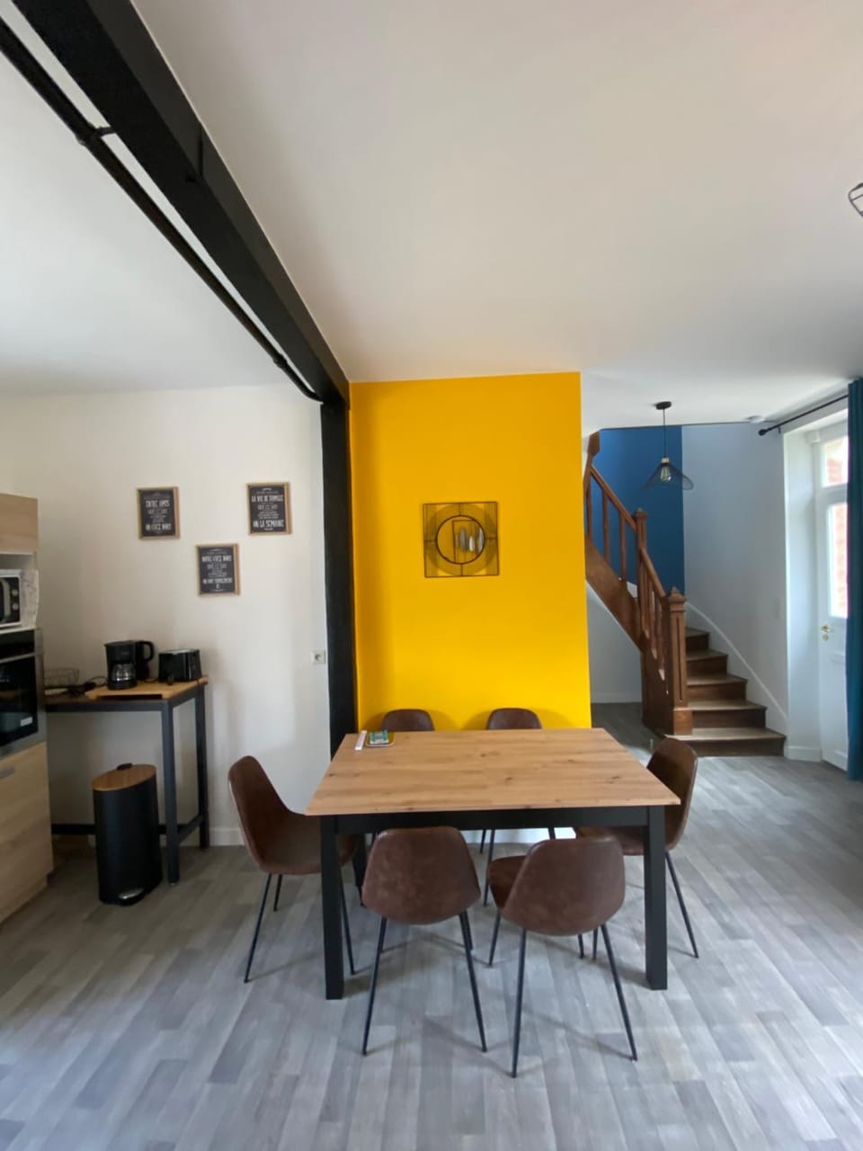 Kitchen or kitchenette, Dining area