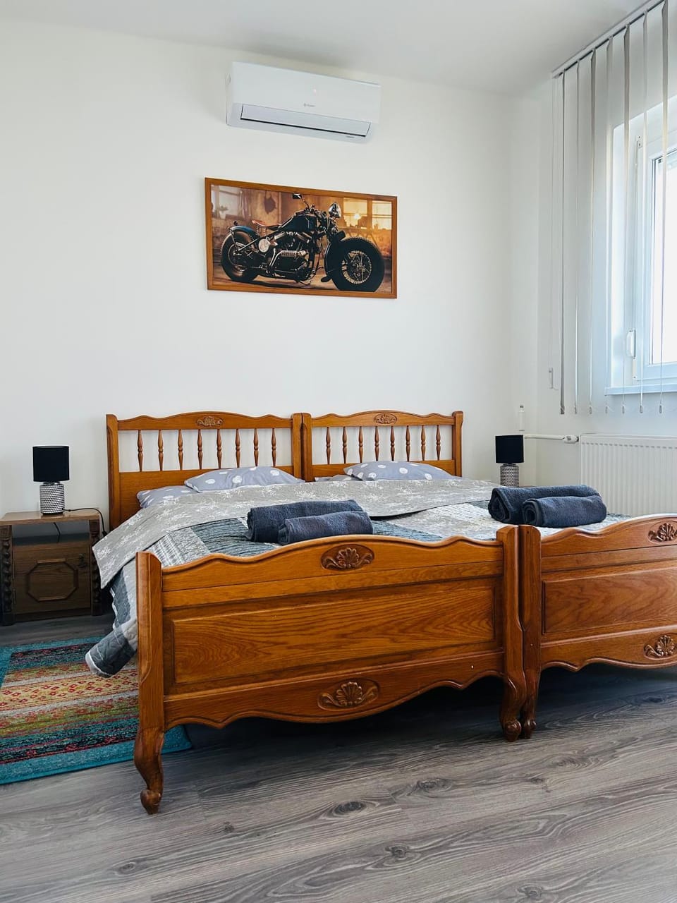Bed, Photo of the whole room, Seating area, Bedroom, air conditioner
