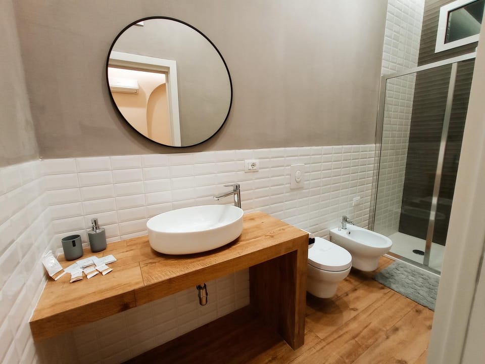 Shower, Toilet, Bathroom, bidet, towels