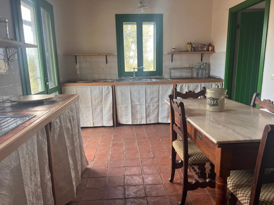 Kitchen or kitchenette, Dining area, stove