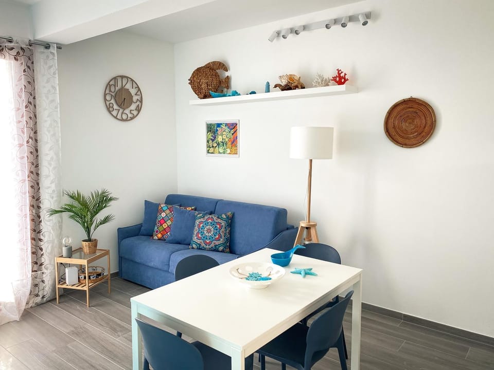 Kitchen or kitchenette, Living room, Seating area, Dining area, kitchen, kitchen, air conditioner, air conditioner