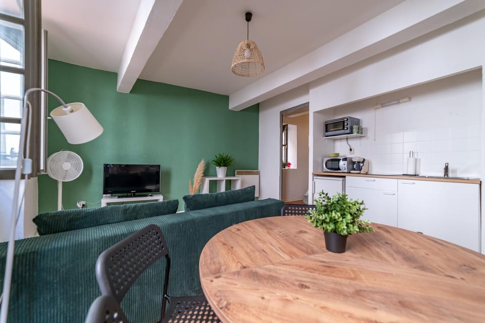 Kitchen or kitchenette, Living room, Seating area, Dining area, kitchen