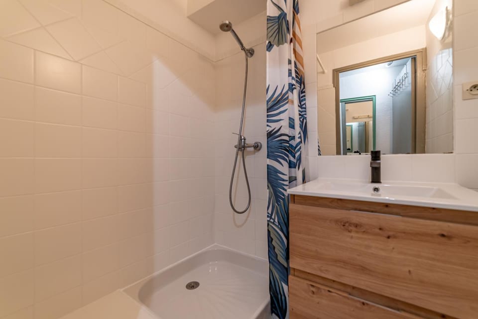Shower, Bathroom, towels