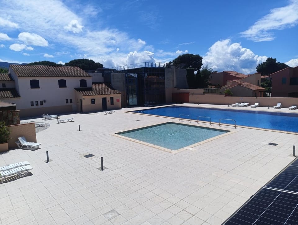 Bird's eye view, View (from property/room), Swimming pool, sunbed