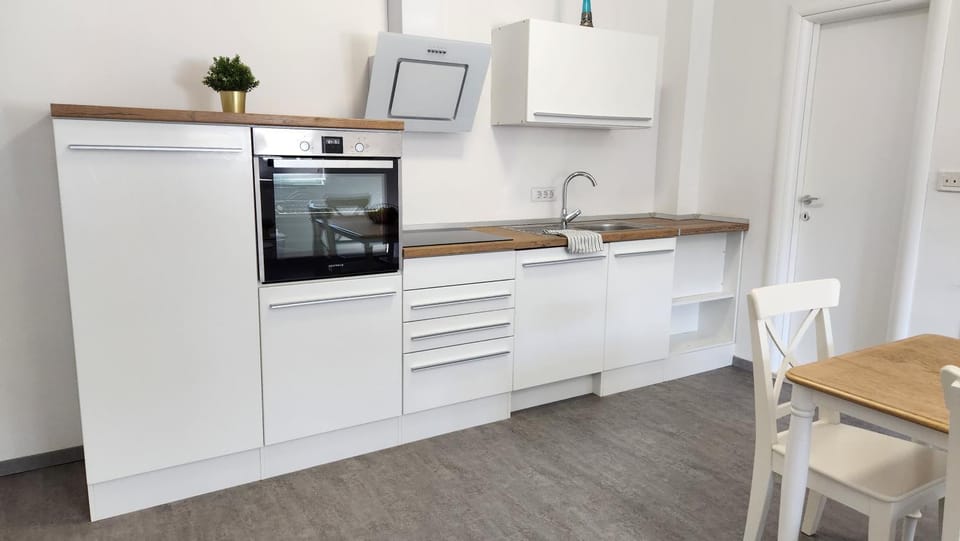 Kitchen or kitchenette, Dining area, pet friendly, stove