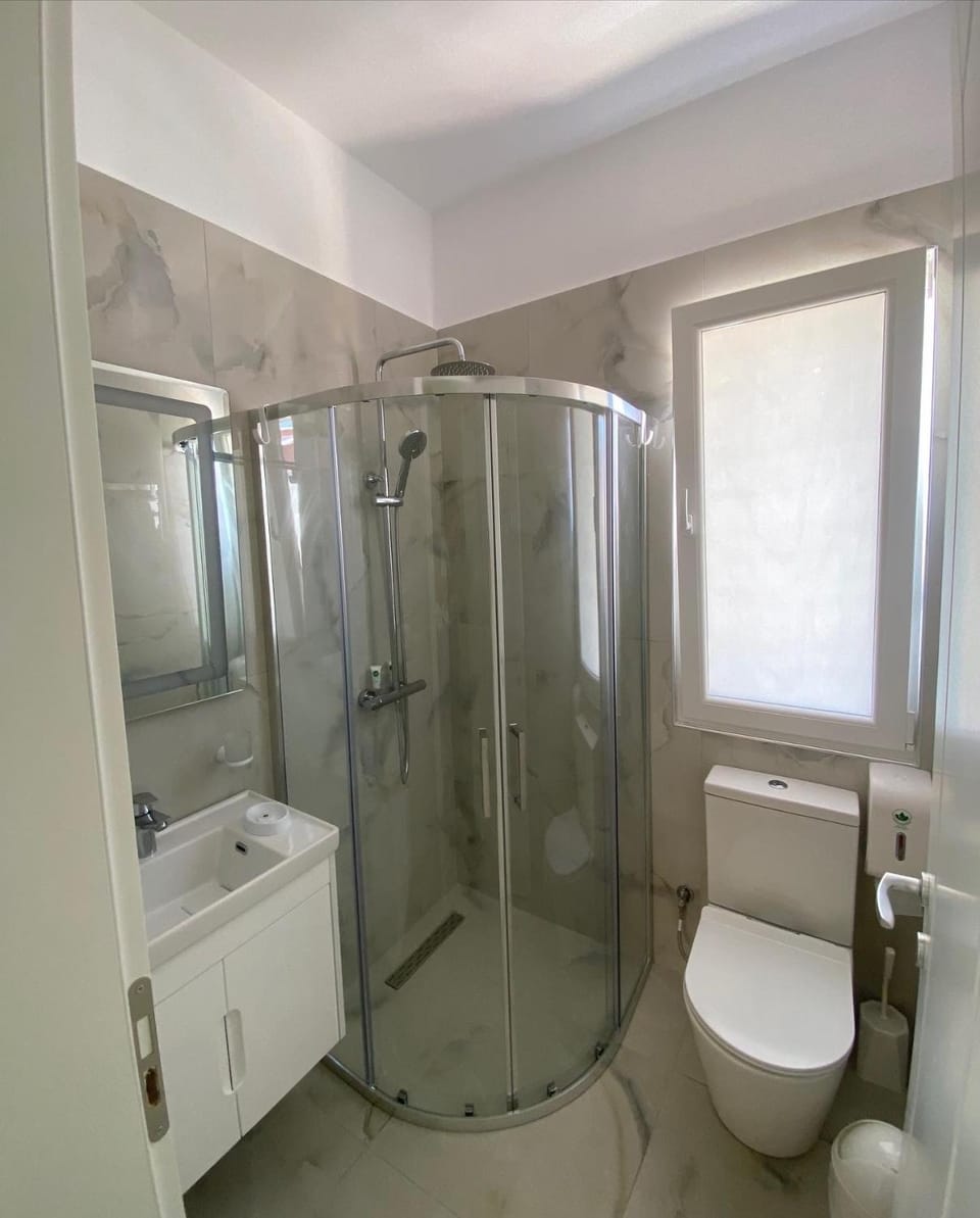 Shower, Toilet, Bathroom, towels