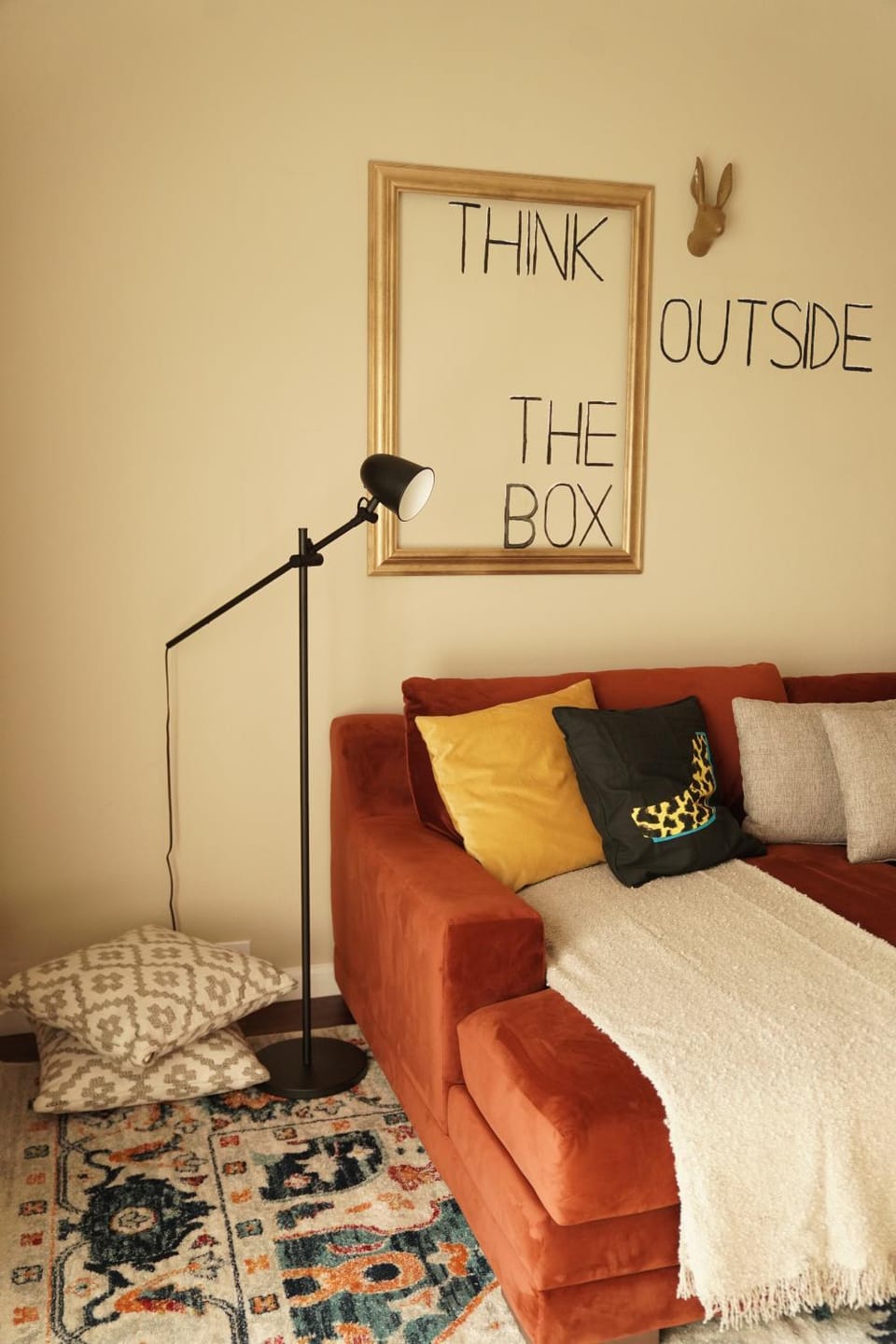 Living room, Text overlay