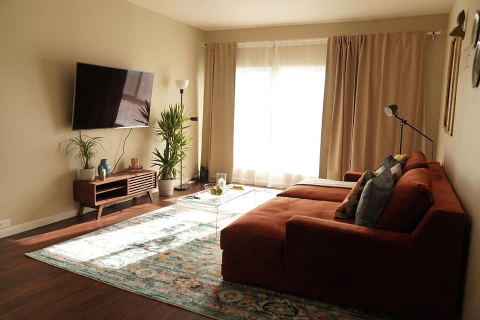 Communal lounge/ TV room, Library, TV and multimedia, Living room, Evening entertainment, City view, Family, internet, locker, air conditioner