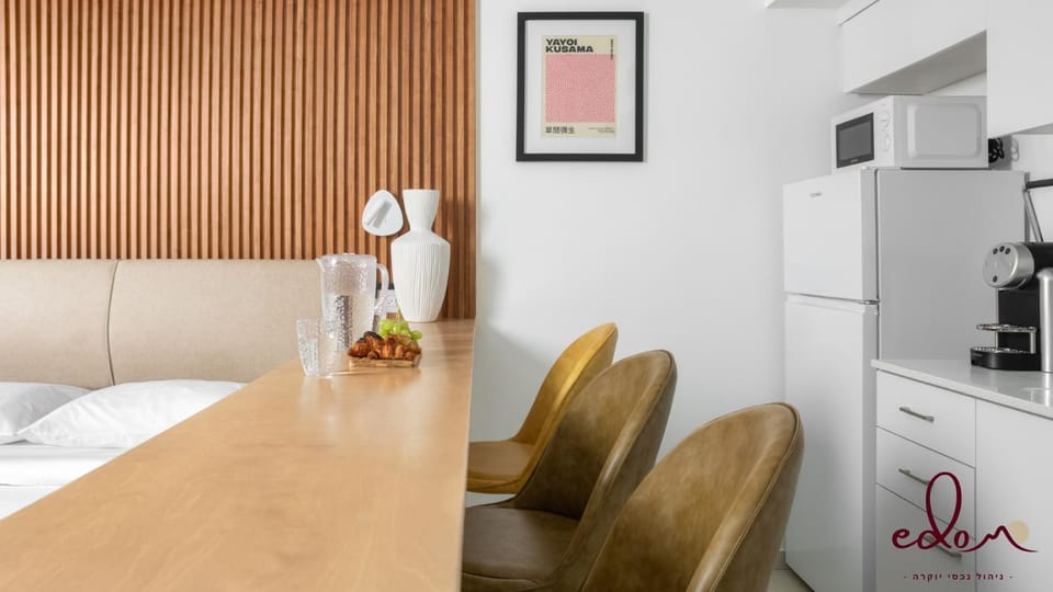 Bed, Kitchen or kitchenette, Dining area
