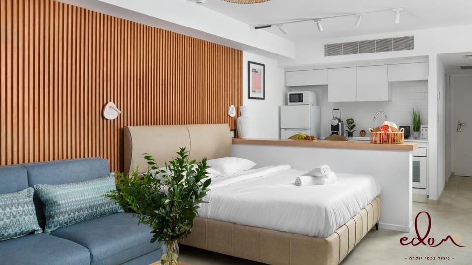 Bed, Kitchen or kitchenette, Seating area, Bedroom, minibar, towels, air conditioner