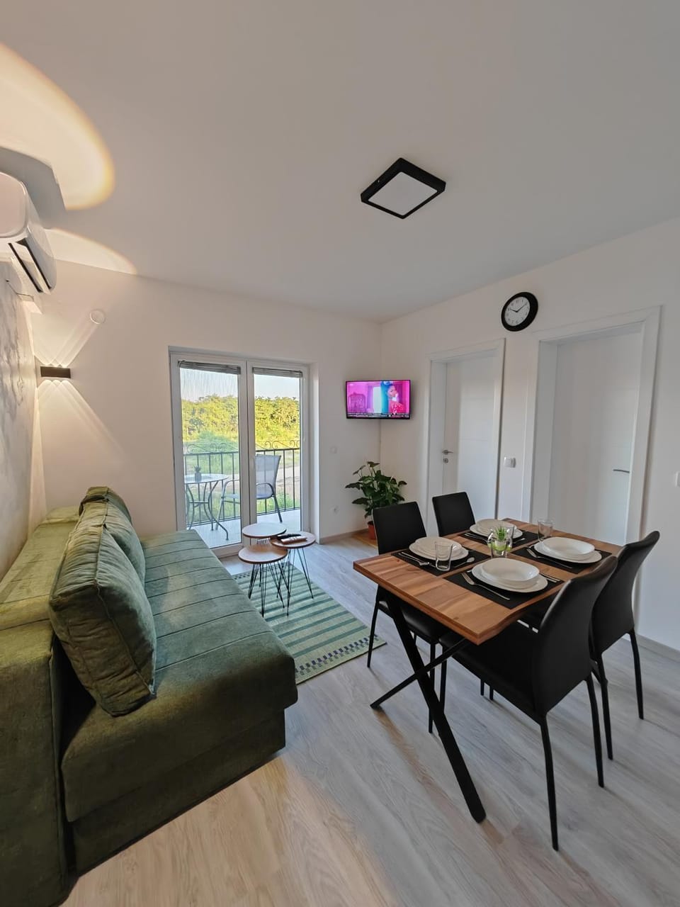 TV and multimedia, Living room, Seating area, Dining area