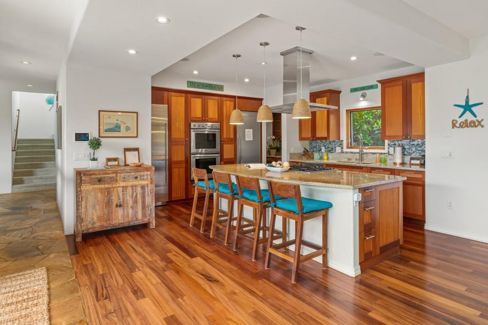Kitchen or kitchenette, Seating area