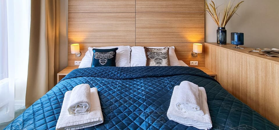 Photo of the whole room, Bedroom, towels