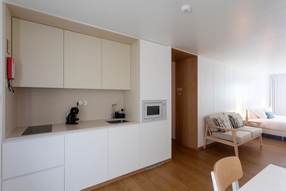 Kitchen or kitchenette, Dining area, minibar, stove