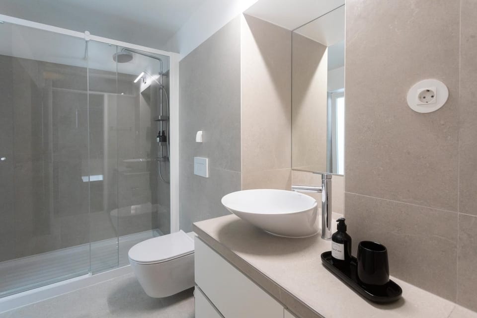 Shower, Toilet, Bathroom, towels