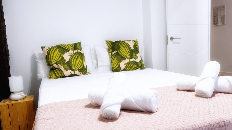 Bed, towels