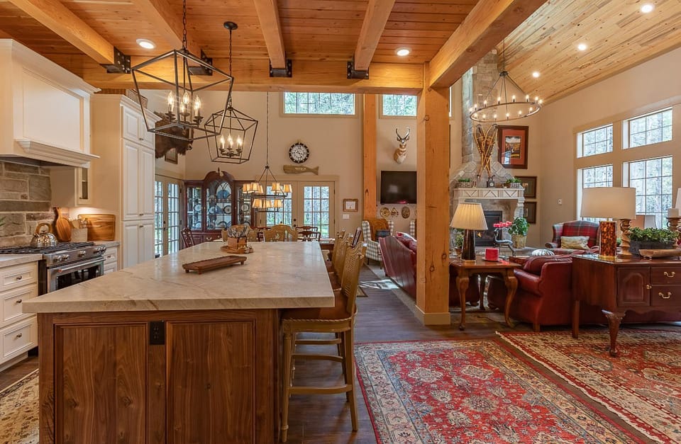 Uncle Chris Cabin by KABINO Air Conditioning Smart TVs Chefs Kitchen Spacious WiFi Grill Bills Island Reservoir Fishing Cabin in Island Park