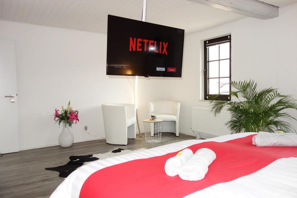 Bed, TV and multimedia, Bedroom