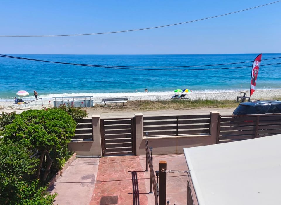 Modern seaside maisonette 130 m2 Oikia Litsas Paliouria Larissas House in North Macedonia