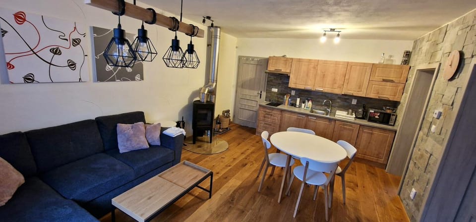 Coffee/tea facilities, Kitchen or kitchenette, Living room, Seating area, Dining area, stove