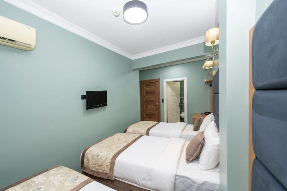 Bed, TV and multimedia, Photo of the whole room, Bedroom, towels, air conditioner