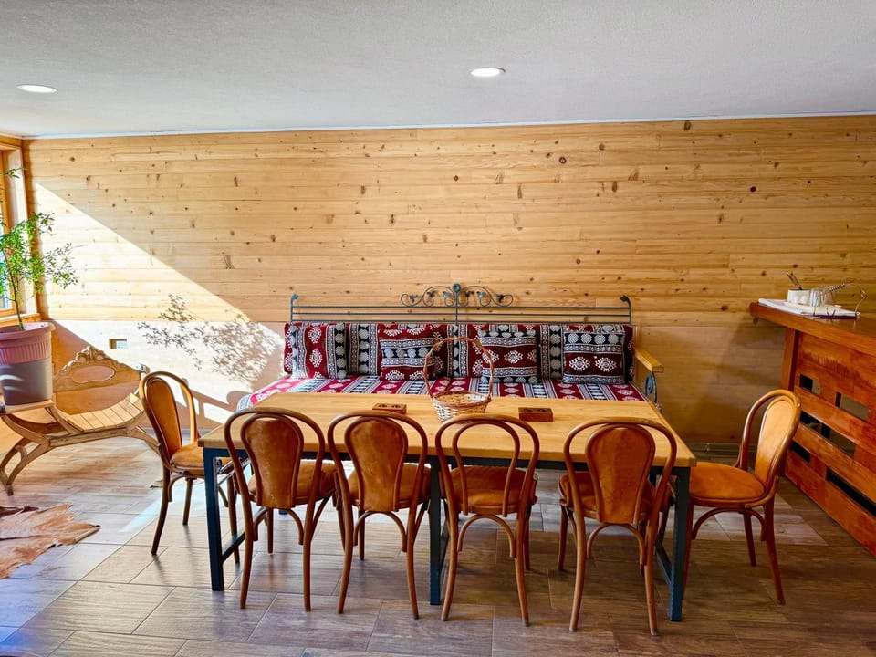 Seating area, Dining area