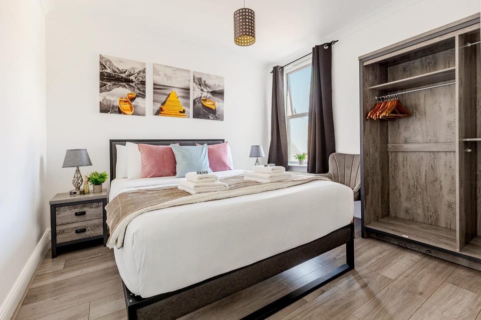 Bed, Bedroom, towels, wardrobe