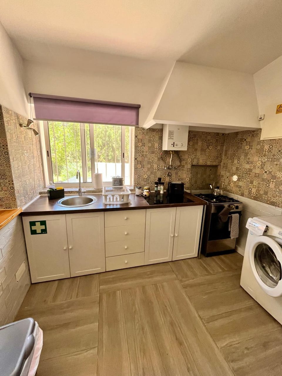 Coffee/tea facilities, Kitchen or kitchenette, stove, toaster, washing machine