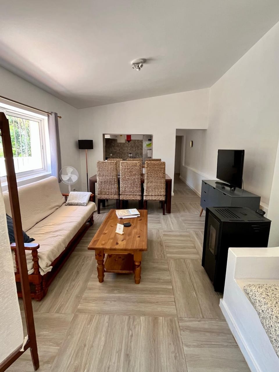 Communal lounge/ TV room, Bed, TV and multimedia, Living room, Seating area