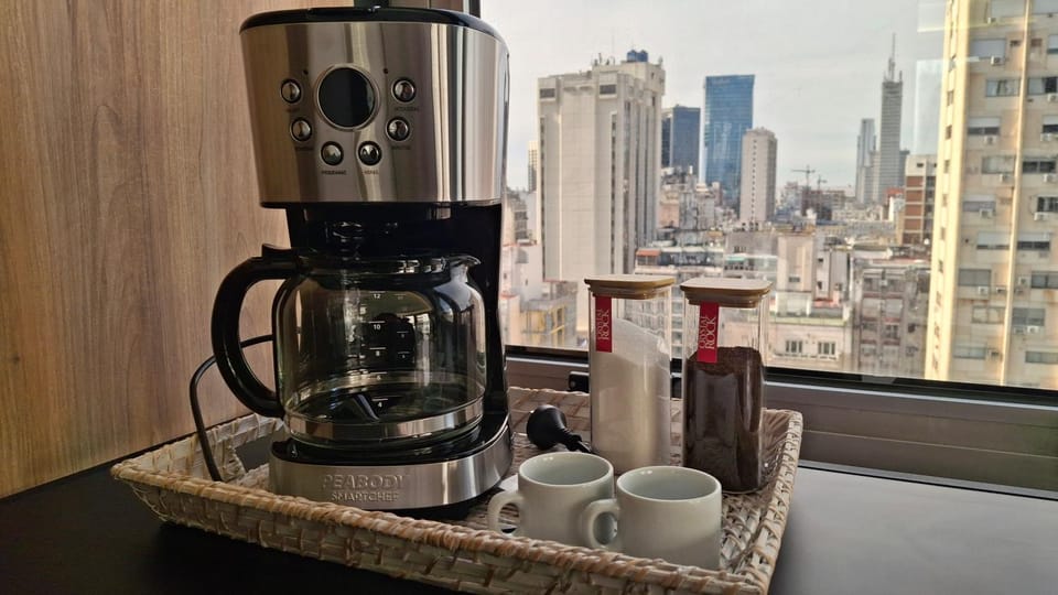 Coffee/tea facilities, Kitchen or kitchenette, City view