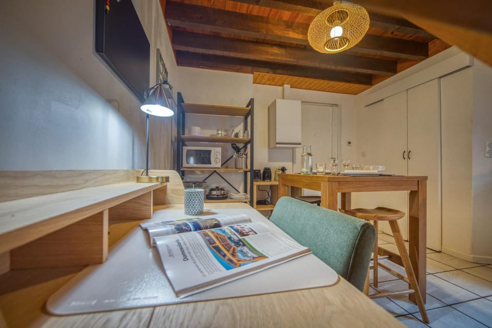 Kitchen or kitchenette, Dining area, minibar