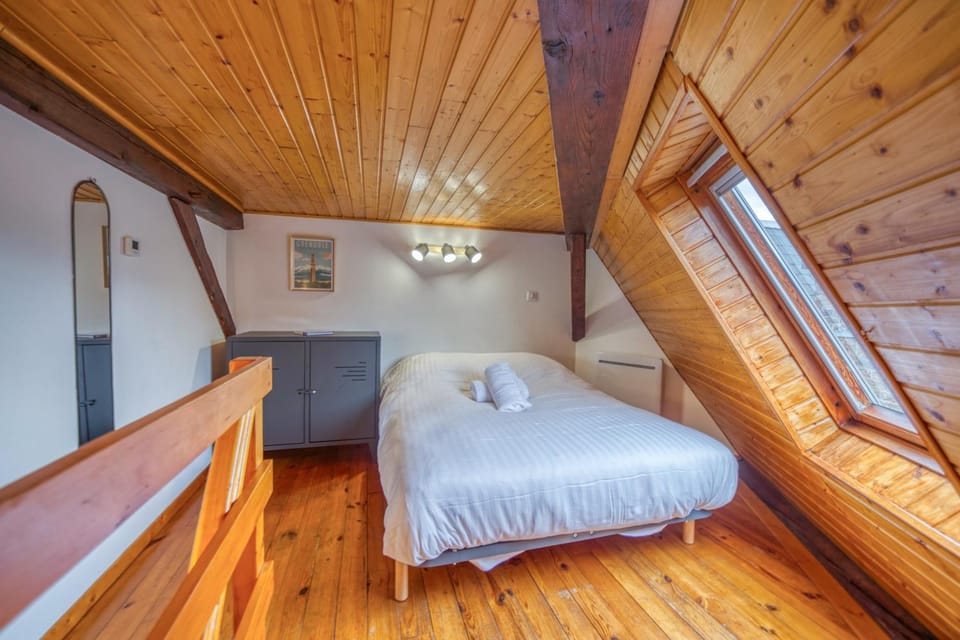 Bed, Photo of the whole room, Bedroom, towels