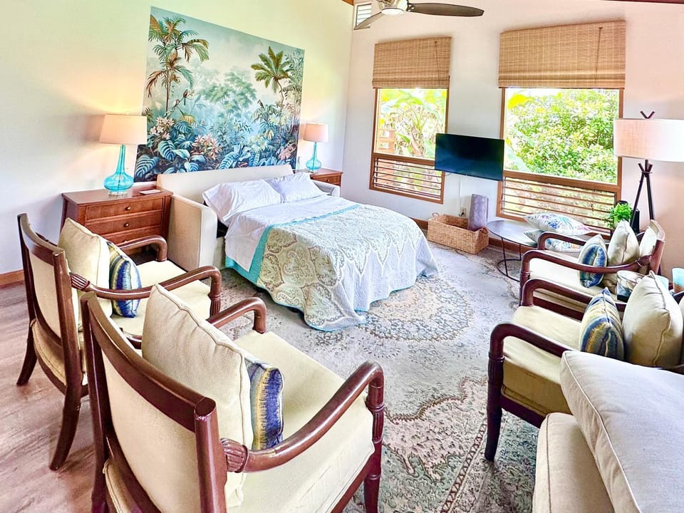 Bed, TV and multimedia, Living room, Photo of the whole room, Seating area, Evening entertainment