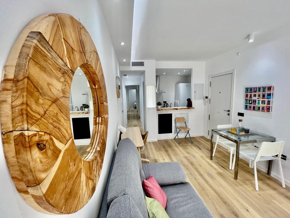 Lounge or bar, locker