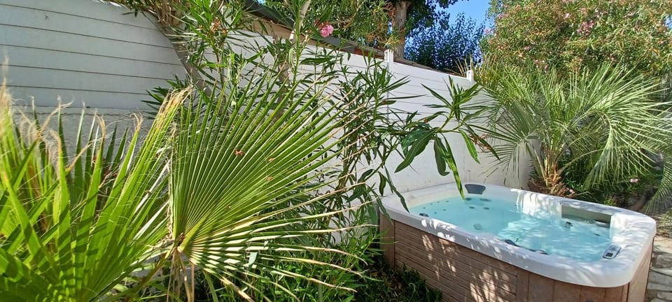 Garden, Hot Tub